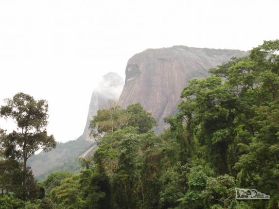 Os enormes rochedos que caracterizam a região de Pancas, nos Pontões Capixabas, noroeste do Espírito Santo (foto de Dez/2008)